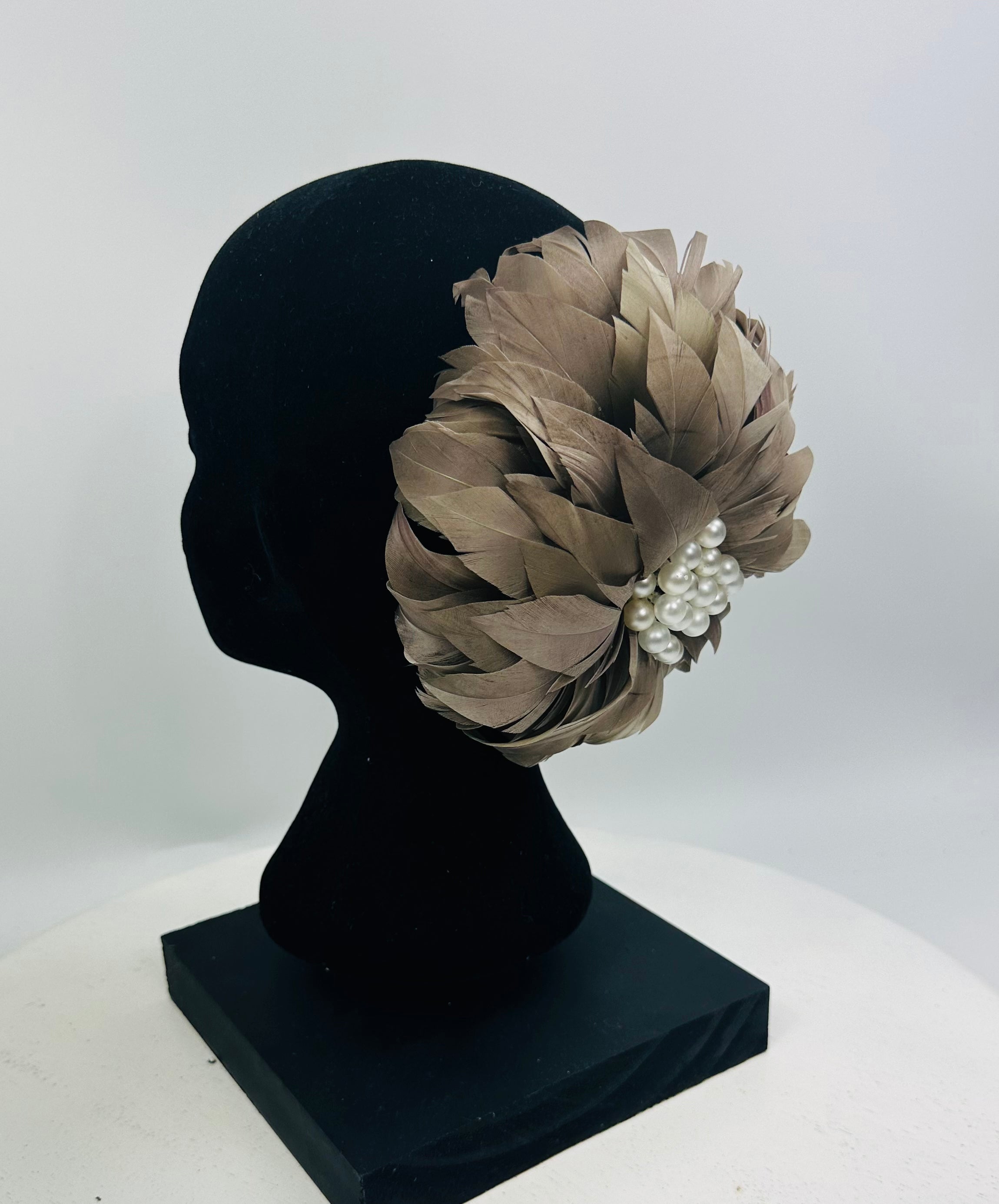 GENEVIVE Feather Flower Hat